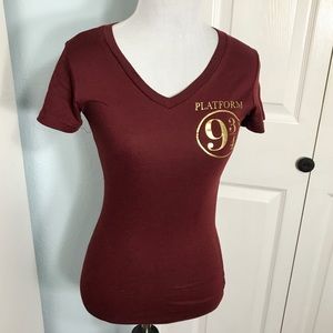 Harry Potter “9 3/4” T-shirt Women’s Size Small Fitted Maroon Red & Gold Foil